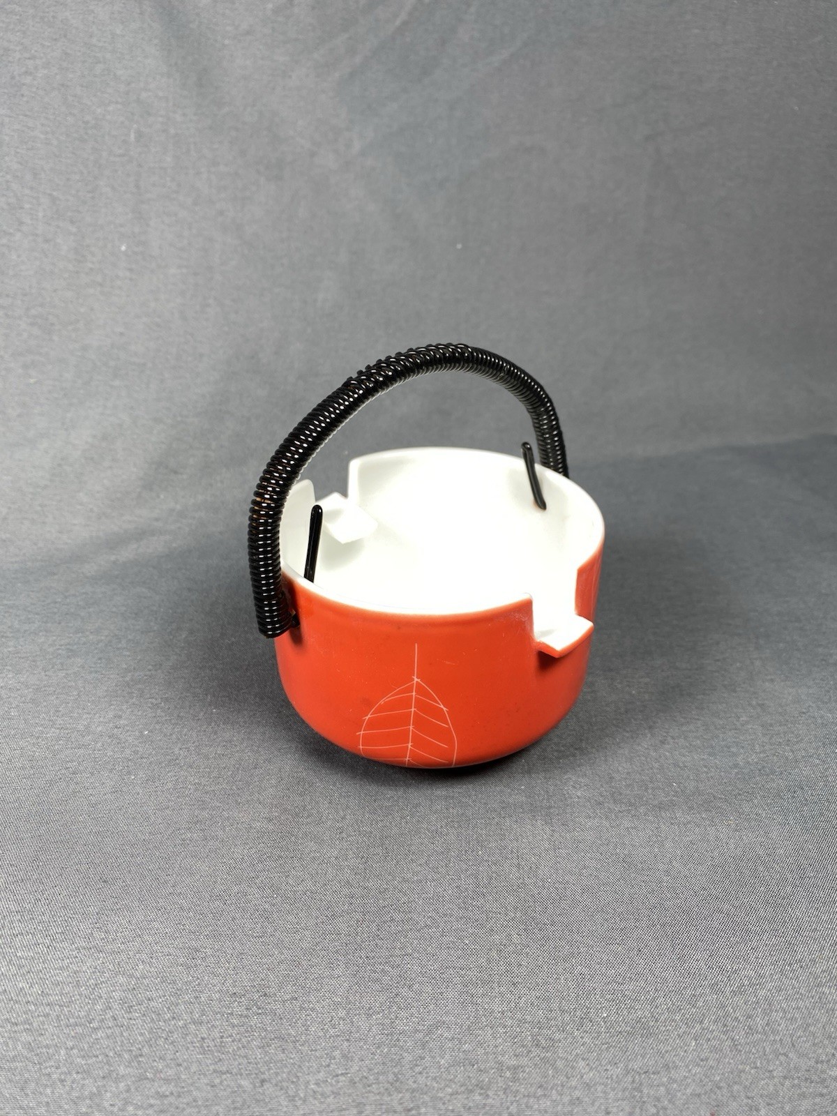 Vintage Yamaka Toki Red Ceramic Porcelain Asian Ashtray W/ Handle & Leaf Design Vintage Yamaka Toki Red Ceramic Porcelain Asian Ashtray W/ Handle & Leaf Design