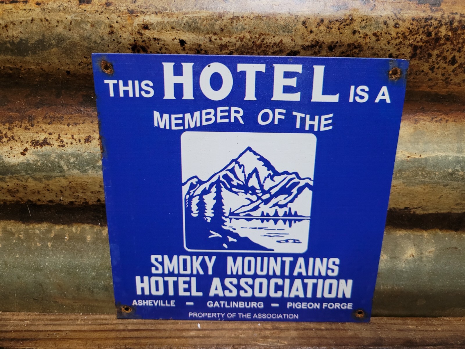 VINTAGE SMOKY MOUNTAINS HOTEL ASSOCIATION SIGN TIN SMOKEY MOTEL INN HOSPITALITY