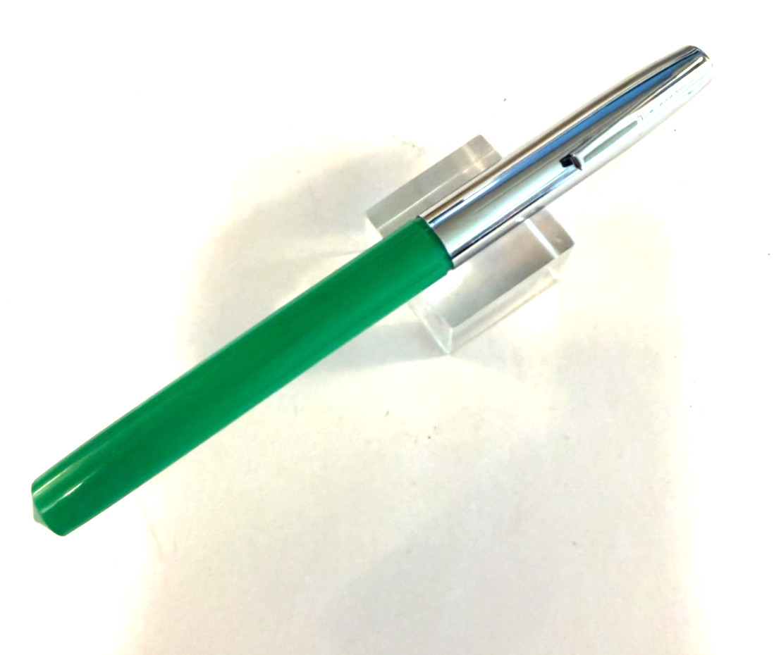 1970s Green Sheaffer Cartridge Fountain Pen FINE Nib Pointed ends.  Near mint.