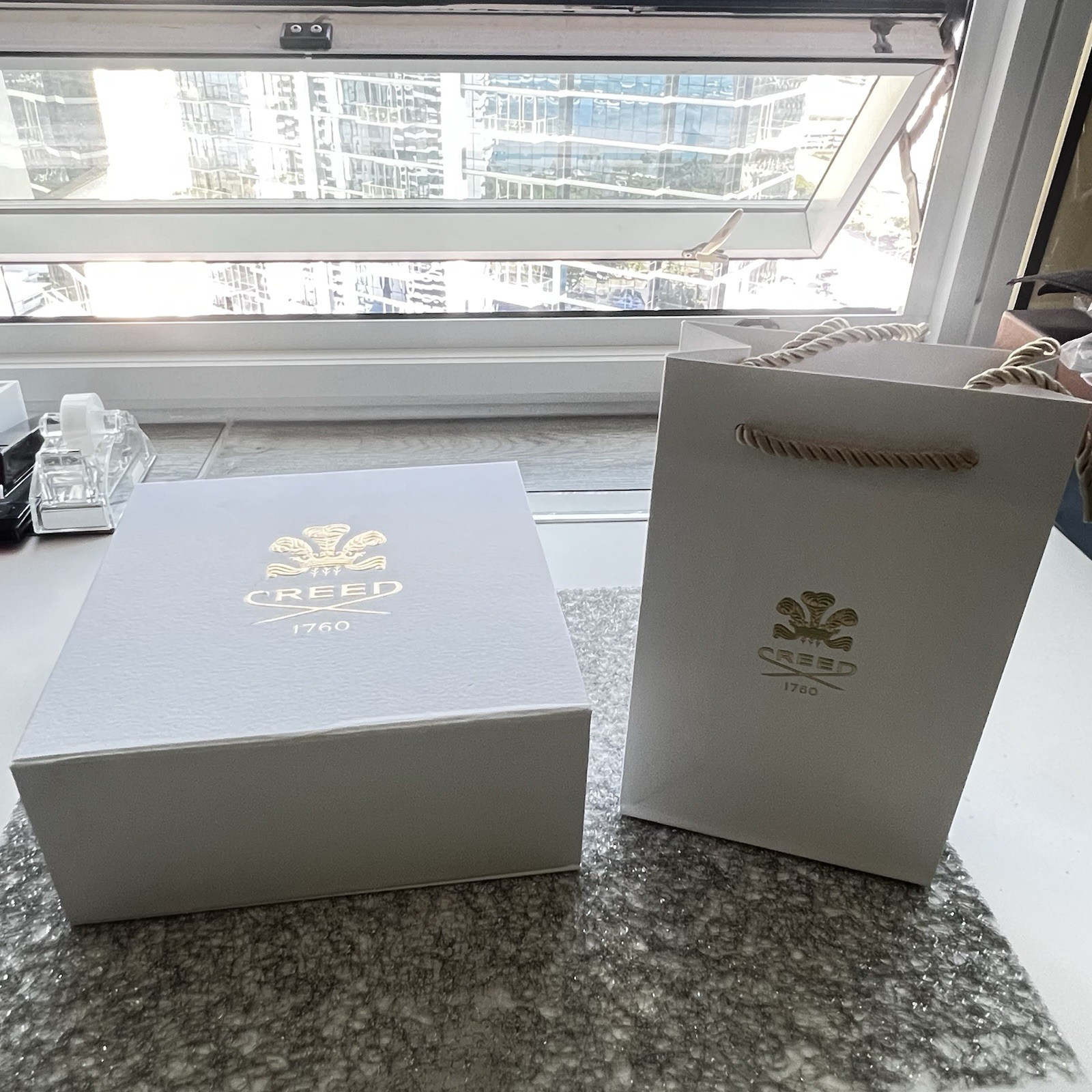 Creed 1760 Perfume Gift Box Magnetic Closure & Small Paper Bag Set White/Gold Creed 1760 Perfume Gift Box Magnetic Closure & Small Paper Bag Set White/Gold