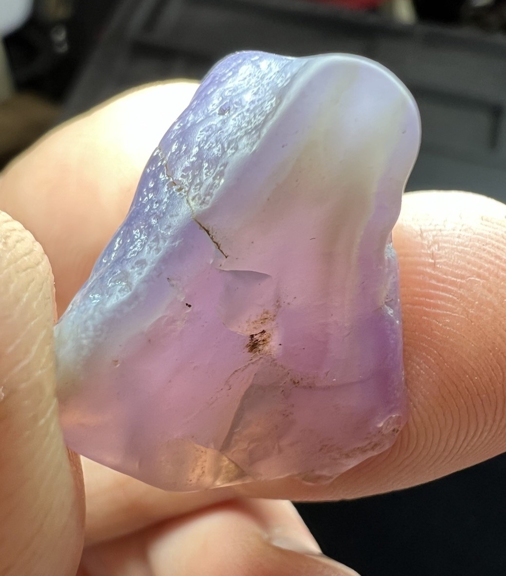 RARE-PINK 1970’s Polished Holley Blue Agate, 9.03g, AA Grade (but slight damage) RARE-PINK 1970’s Polished Holley Blue Agate, 9.03g, AA Grade (but slight damage)