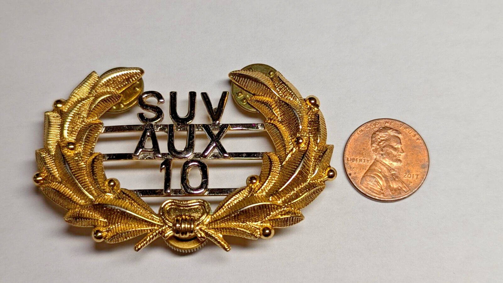 VINTAGE SUV AUX 10 HAT PIN BADGE