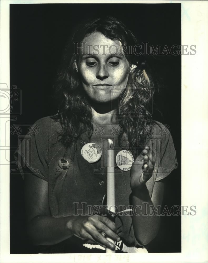 1982 Press Photo Beverly Black holds candle during Duncan Plaza vigil.