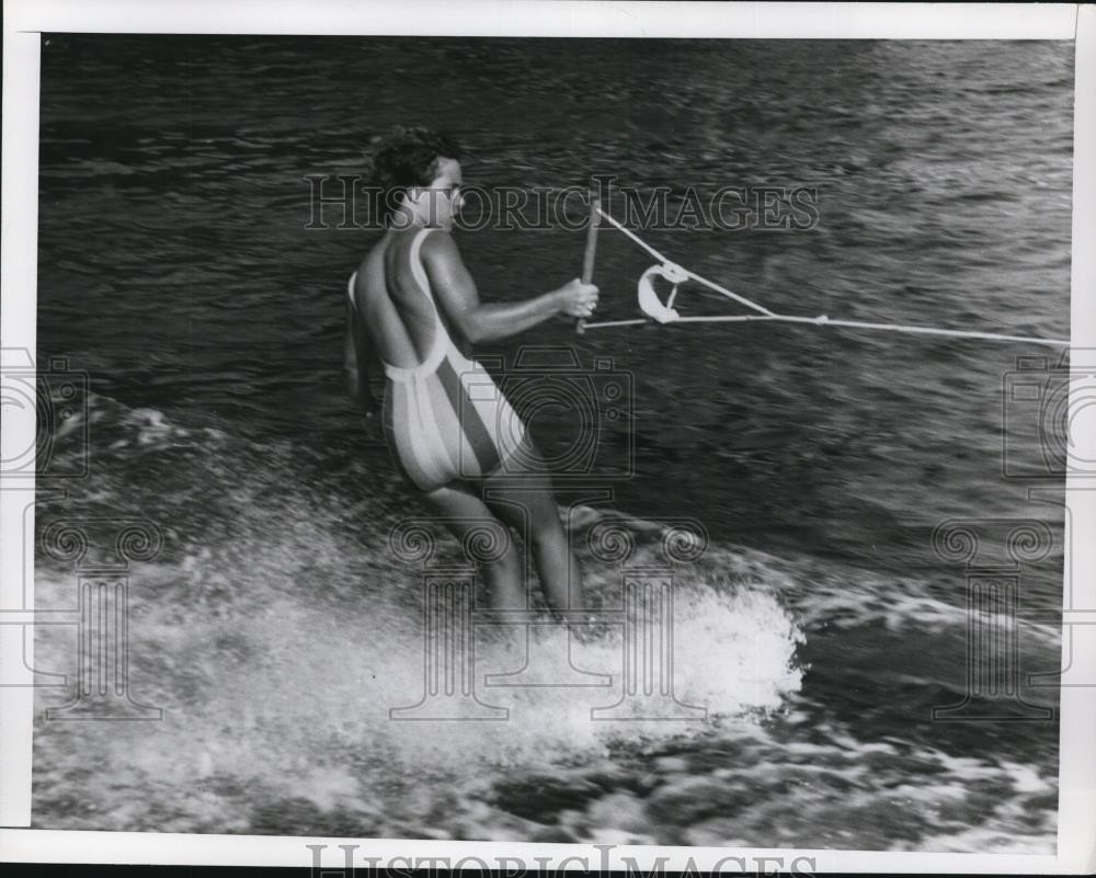 1964 Press Photo A woman water skiing behind a boat - net11704 1964 Press Photo A woman water skiing behind a boat - net11704