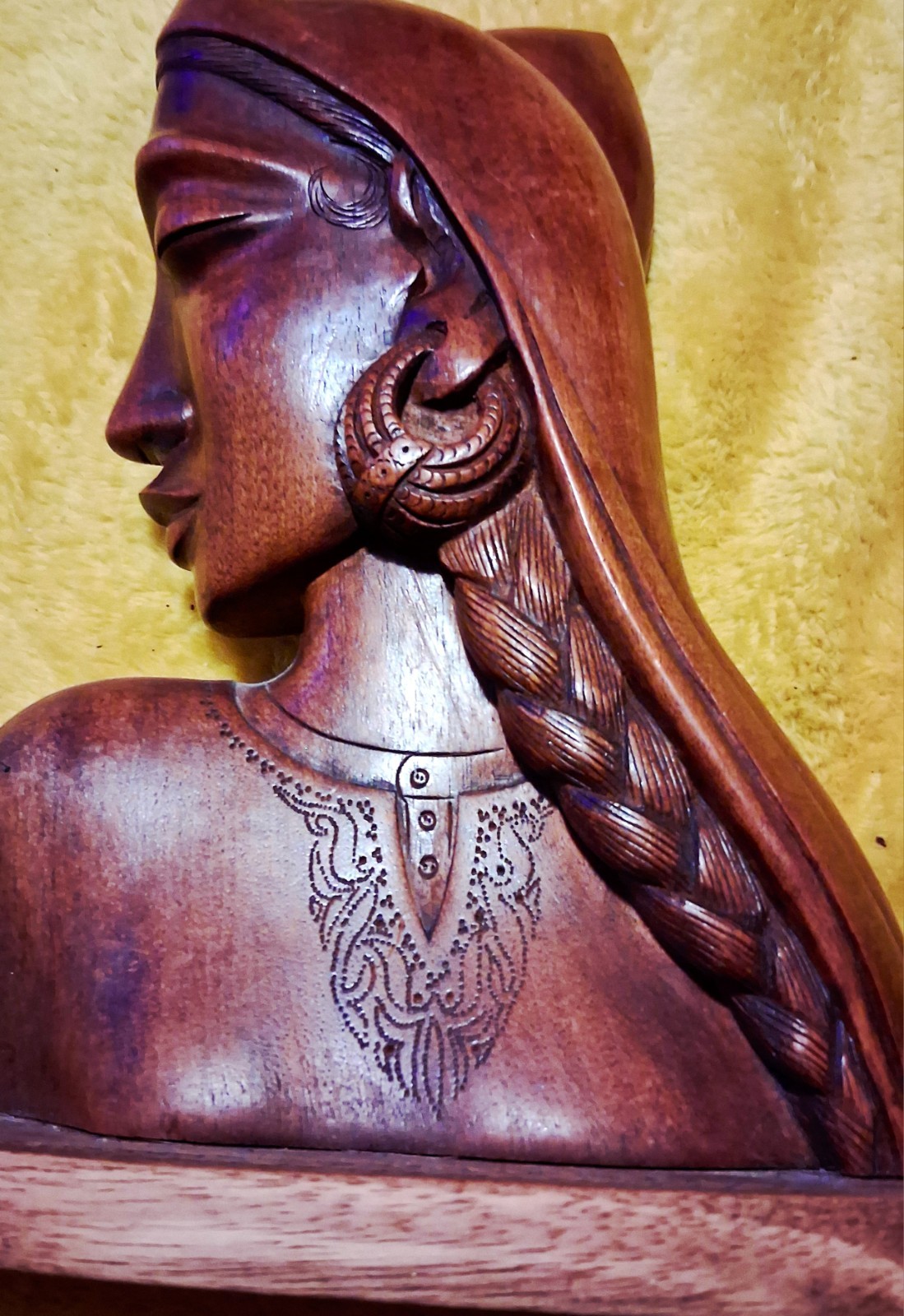 Zambian-hand carved Teak Wood Woman Bust On One Side, male on other Side. Zambian-hand carved Teak Wood Woman Bust On One Side, male on other Side.