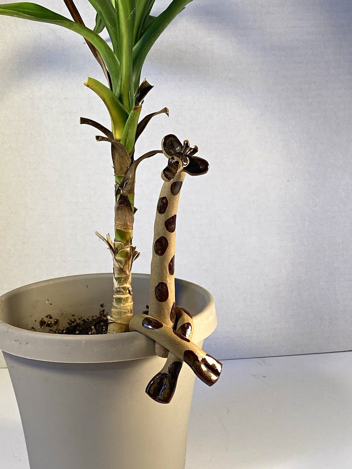 Vtg 80s handmade Ceramic Giraffe pot hugger/sitter 6in NOS unused