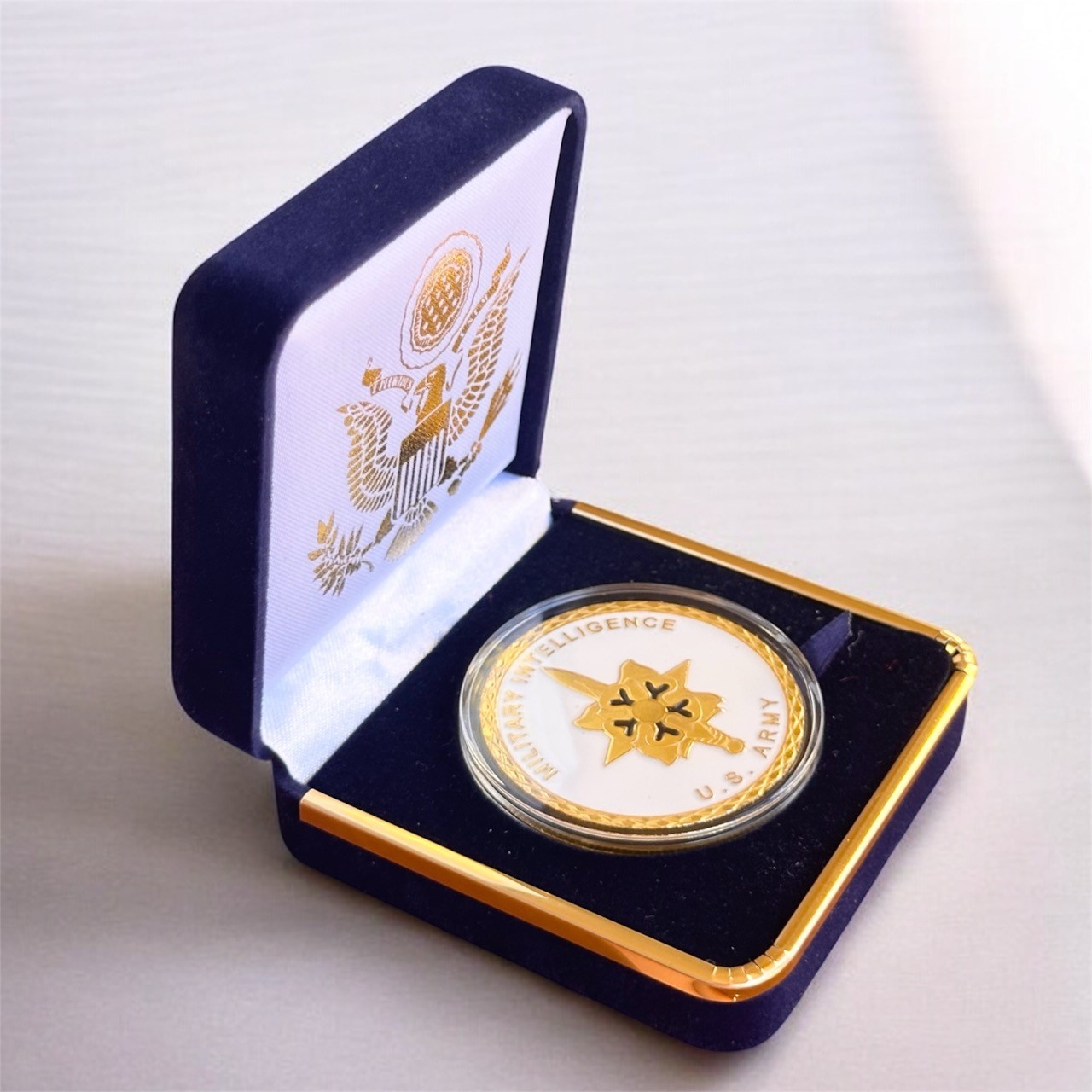 US Army MILITARY INTELLIGENCE Special Agent Challenge Coin in Blue Velvet Case