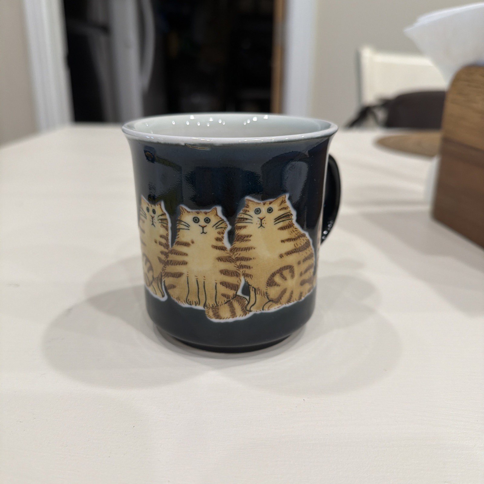 OTAGIRI CATS Mug Yellow Fluffy Cat Cats Kitten Kittens On Navy Blue Mug Vintage