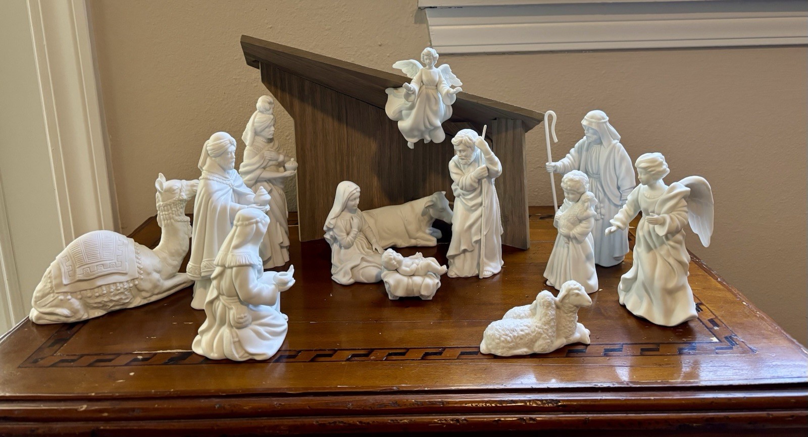 Vintage Avon Nativity Set 14 White Porcelain Figures Wood Stable Original Boxes