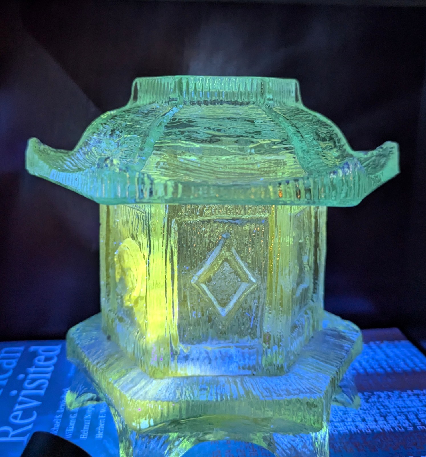 RARE Vtg. L.E. Smith ICE BLUE Glass Pagoda Fairy Lamp Oriental Lantern GLOWS UV RARE Vtg. L.E. Smith ICE BLUE Glass Pagoda Fairy Lamp Oriental Lantern GLOWS UV