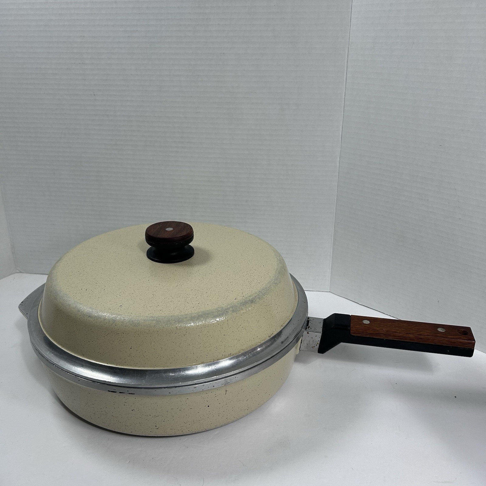 Vintage KF Kitchen Fair Cast Aluminum Frying Pan Skillet Almond 12” Inch Vintage KF Kitchen Fair Cast Aluminum Frying Pan Skillet Almond 12” Inch