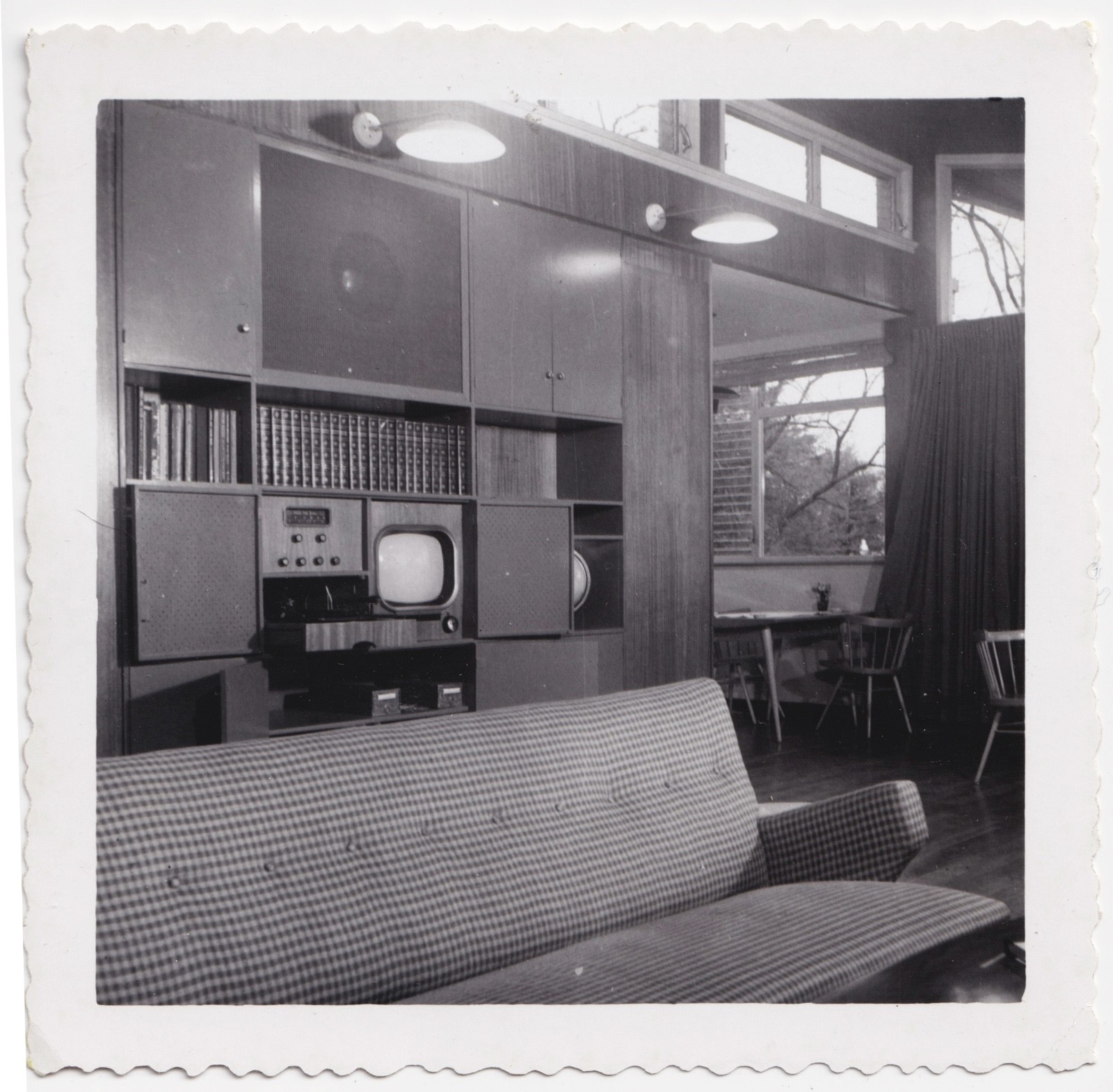 super cool MID CENTURY MODERN W/ TELEVISION interior photo deckle edged 1950s super cool MID CENTURY MODERN W/ TELEVISION interior photo deckle edged 1950s