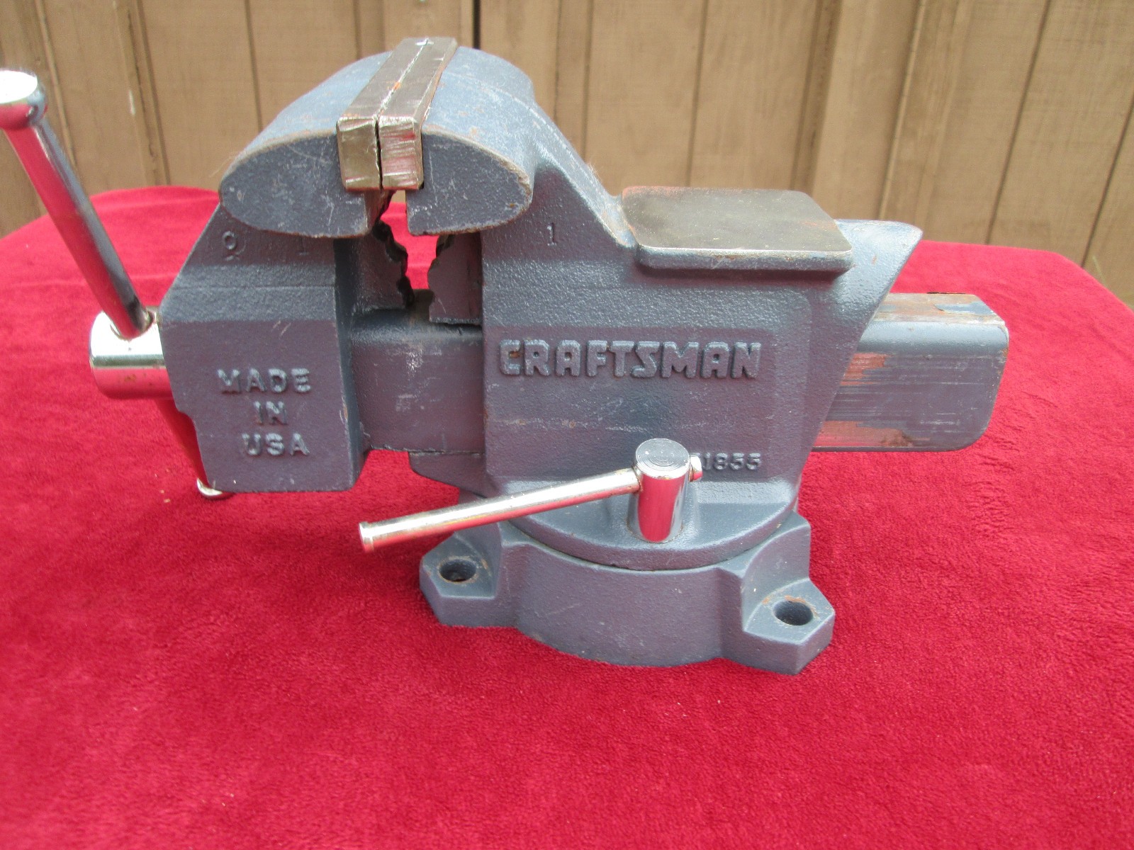 CRAFTSMAN U.S.A. 5 1/2 SWIVEL BASE BENCH VISE WITH PIPE JAWS 51855