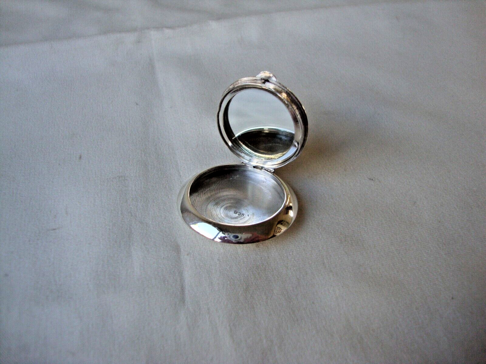 VINTAGE 1970s HANDMADE ROUND SILVER 925 PILLBOX/LOCKET/MIRROR COMPACT PENDANT VINTAGE 1970s HANDMADE ROUND SILVER 925 PILLBOX/LOCKET/MIRROR COMPACT PENDANT