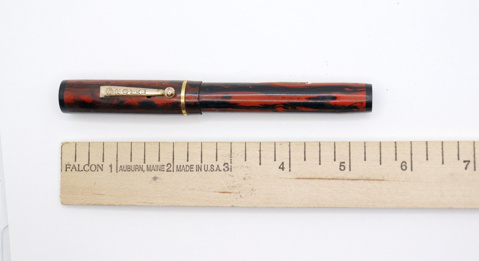 Vintage Royal Oversize Flat-Top Mottled Red and Black Fountain Pen Vintage Royal Oversize Flat-Top Mottled Red and Black Fountain Pen
