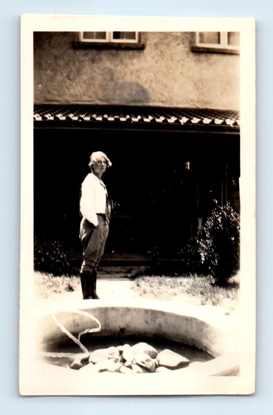 Old Vintage Photo SOLO WOMAN COURTYARD OF DE VARGAS 1920S ANTIQUE SNAPSHOT