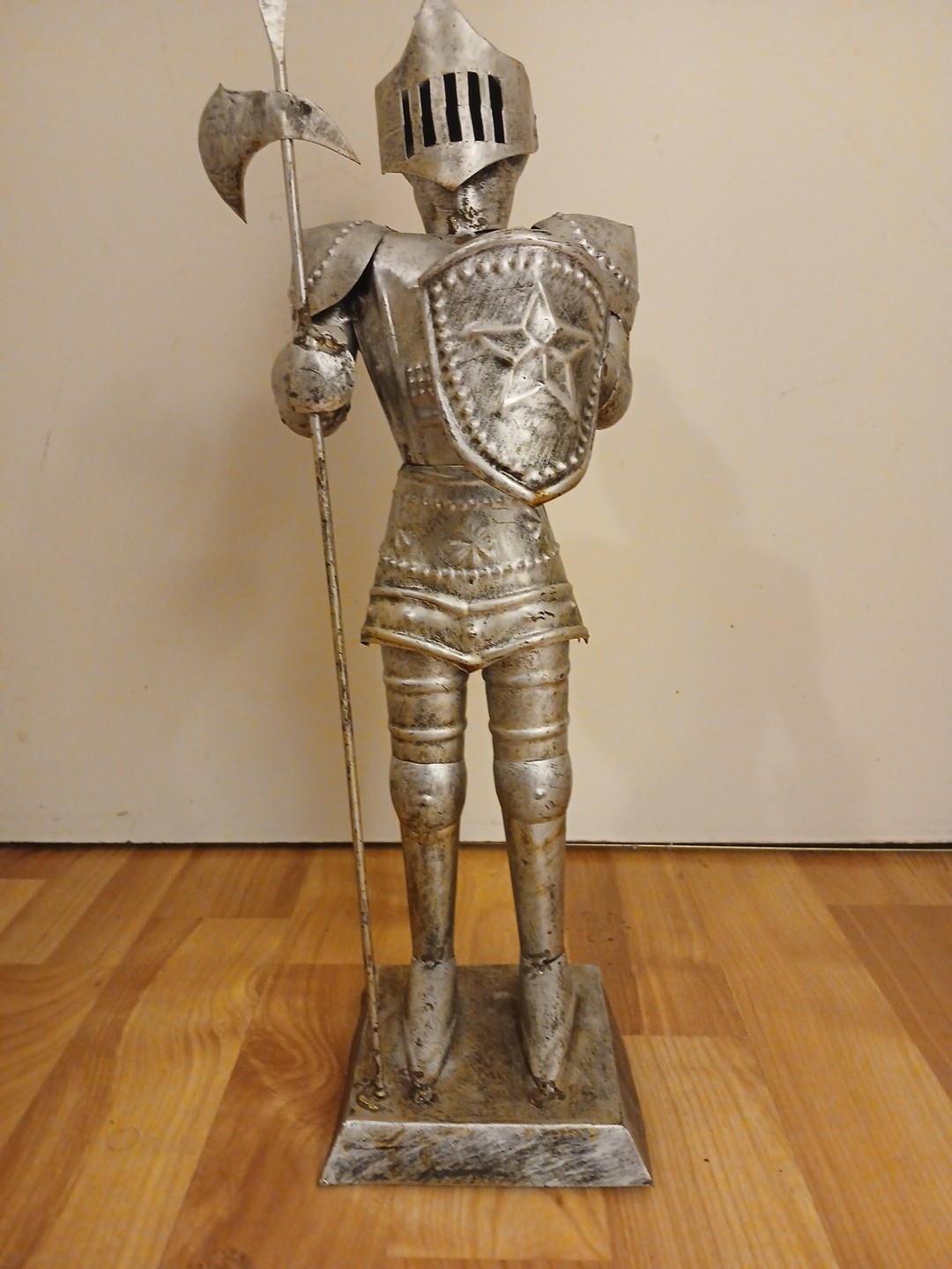 Metal Tin Knight 14.5 Metal Tin Knight 14.5