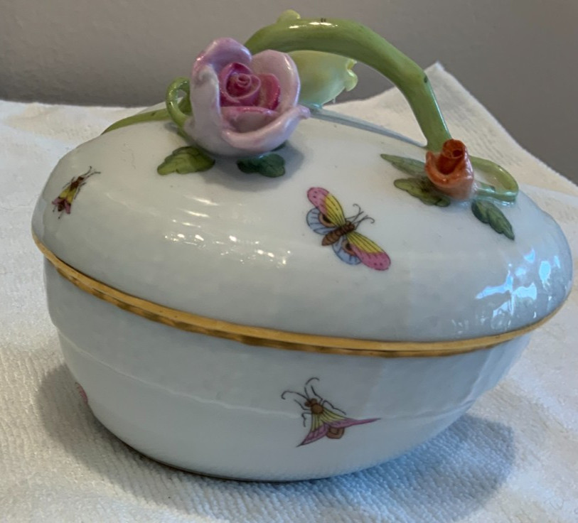BEAUTIFUL VINTAGE HAND PAINTED HEART SHAPED BOX FROM HEREND, HUNGARY 4 BEAUTIFUL VINTAGE HAND PAINTED HEART SHAPED BOX FROM HEREND, HUNGARY 4