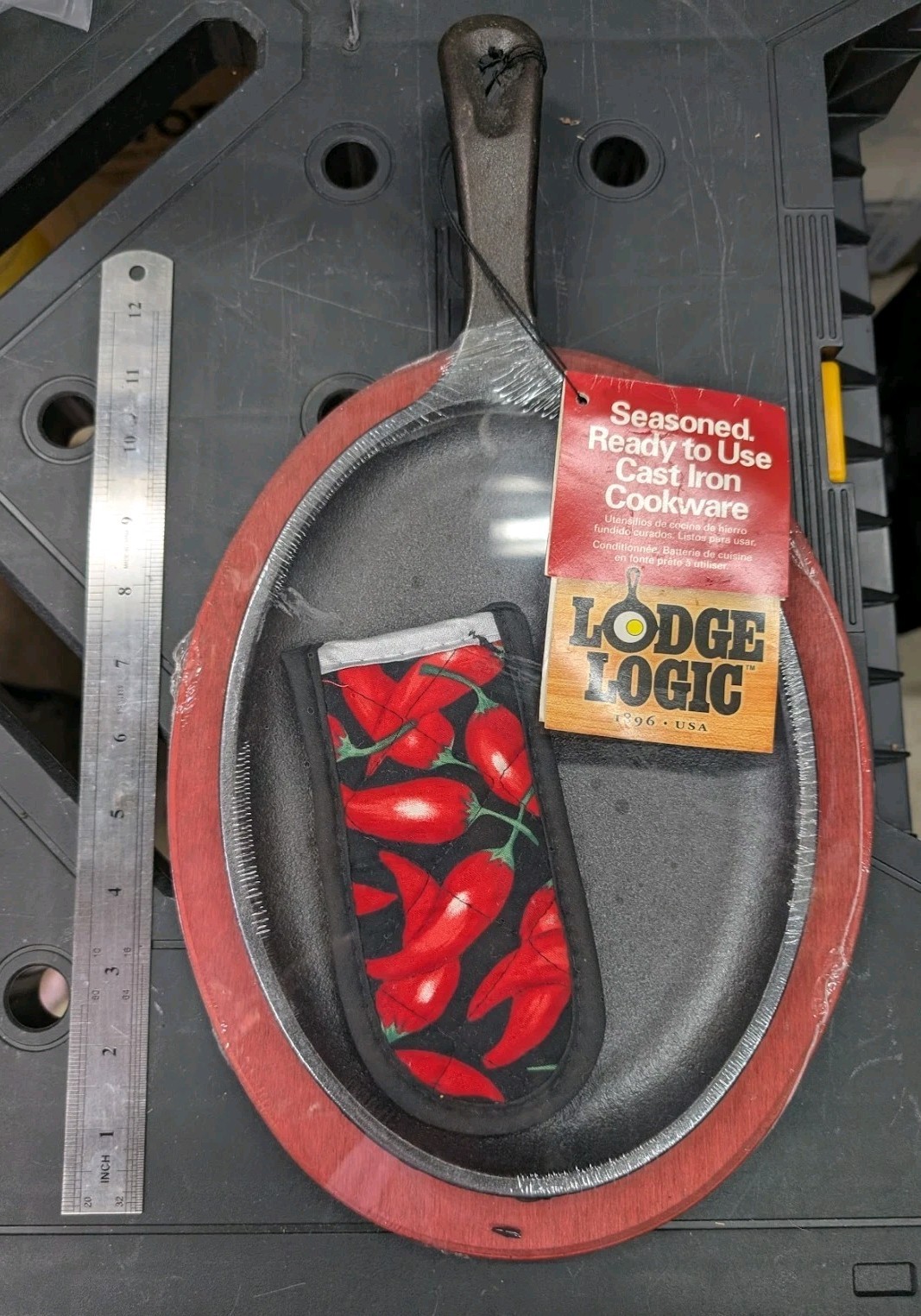 Lodge Logic LFSR3 Cast Iron Fajita Skillet Set Wood Base Chili Mitt New USA