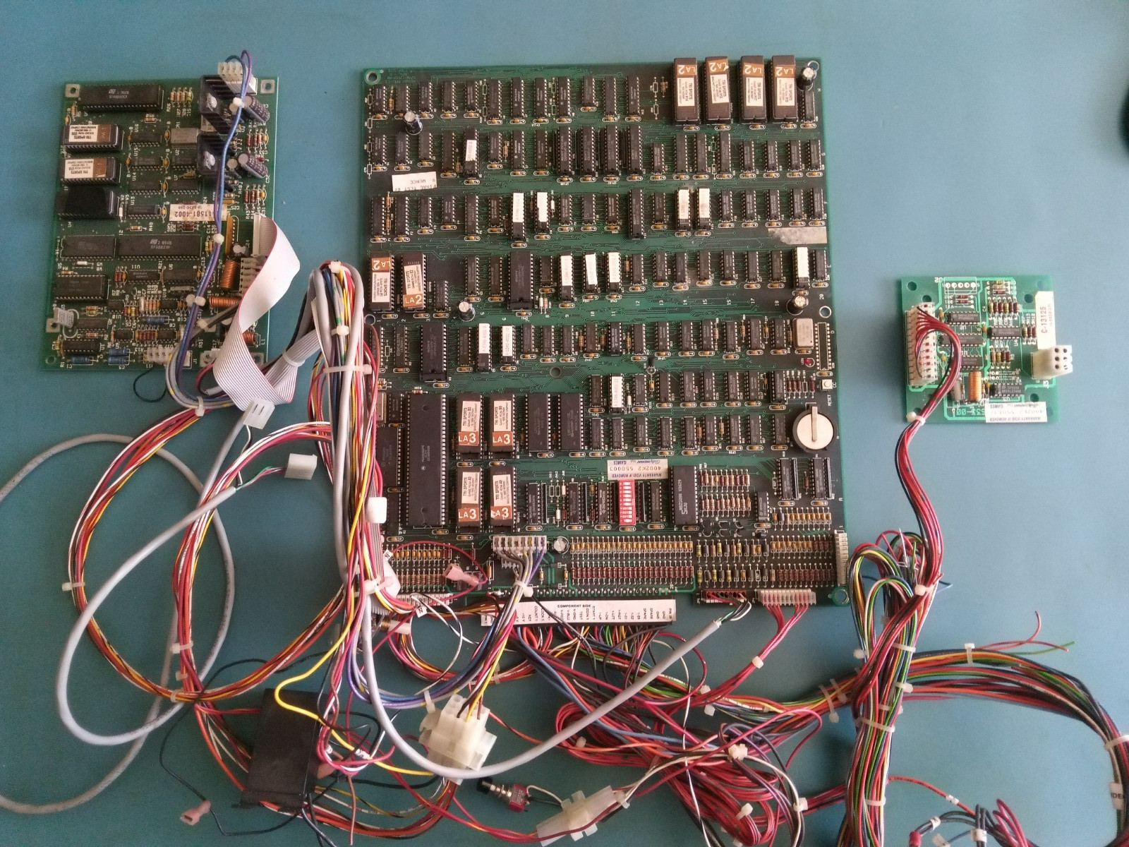 Bally Midway Tri-Sports -- PCB, Sound, Wire Harness, Trackball, Marquee, Working Bally Midway Tri-Sports -- PCB, Sound, Wire Harness, Trackball, Marquee, Working