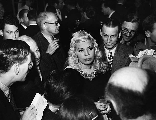 Press Reception To Mae West A press reception was given this eveni- Old Photo
