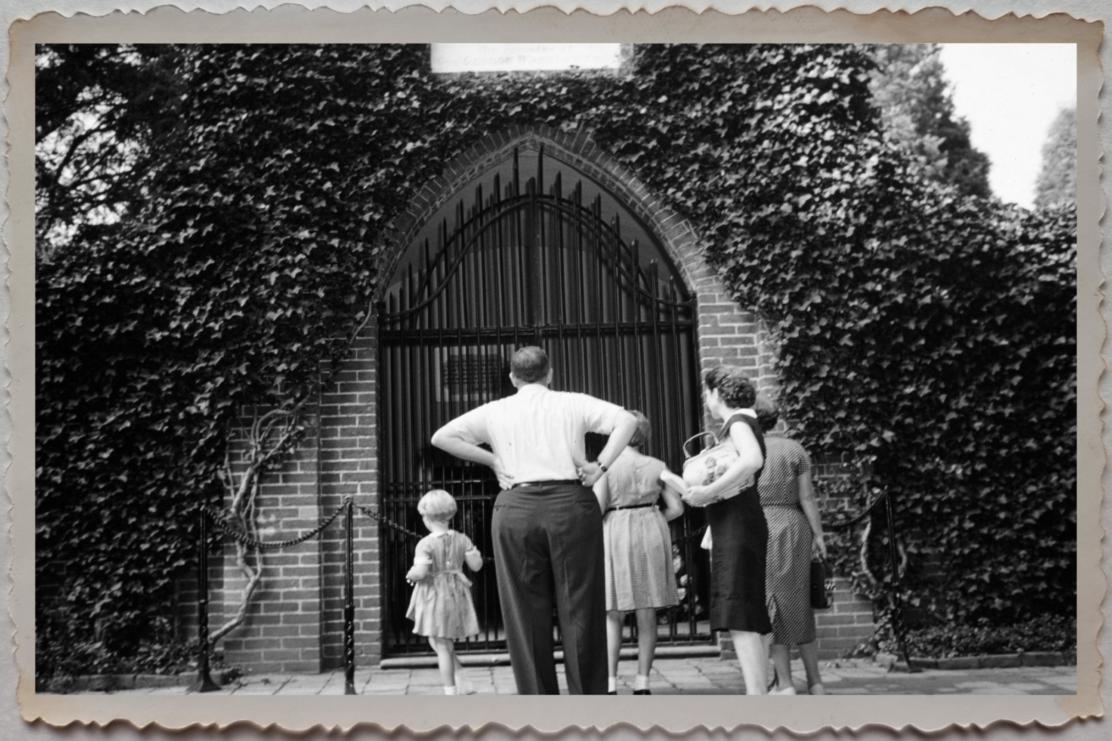 50s USA MOUNT VERNON WASHINGTON TOMB CHILDREN WOMEN OLD VINTAGE Photograph 18232