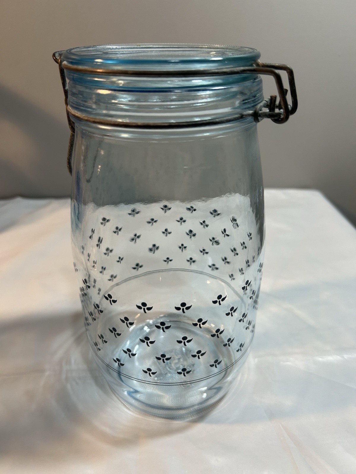 Mason Jar Blue VNT Wire Bail Lid Embossed Blue Flowers 1.5L Mason Jar Blue VNT Wire Bail Lid Embossed Blue Flowers 1.5L