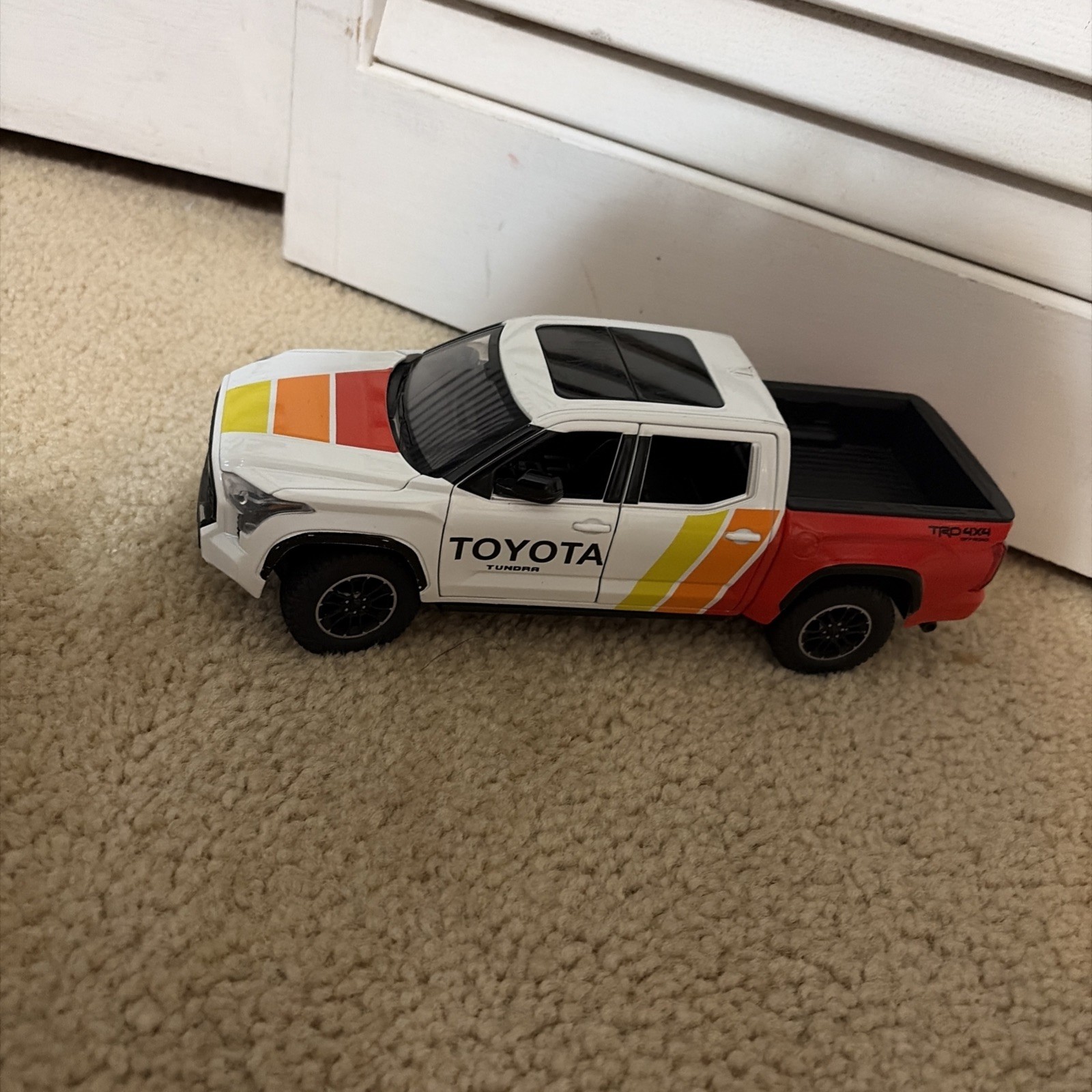 Toyota Tundra TRD OFF ROAD 1/24 White Model 14Y+ JAPAN Toyota Tundra TRD OFF ROAD 1/24 White Model 14Y+ JAPAN