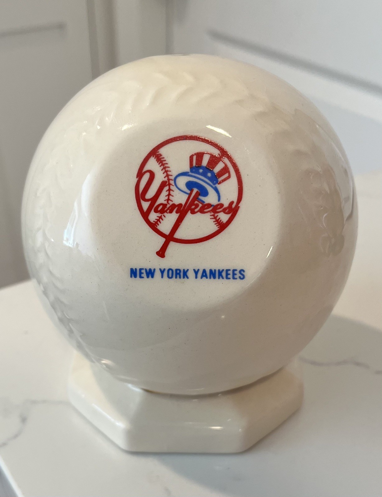 Vintage New York Yankees Ceramic Baseball Coin Bank Piggy Bank White: EXCELLENT Vintage New York Yankees Ceramic Baseball Coin Bank Piggy Bank White: EXCELLENT
