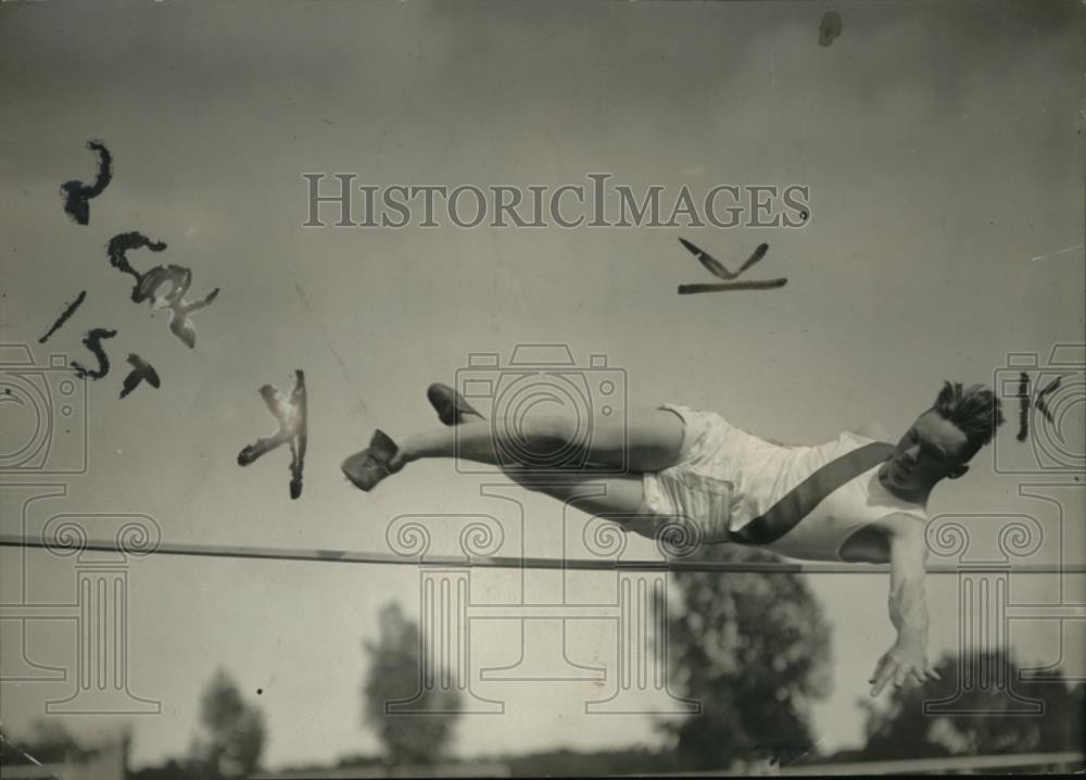 1920 Press Photo Pomona College\'s Voorhies in high jump at 6 feet 2 inches 1920 Press Photo Pomona College\'s Voorhies in high jump at 6 feet 2 inches