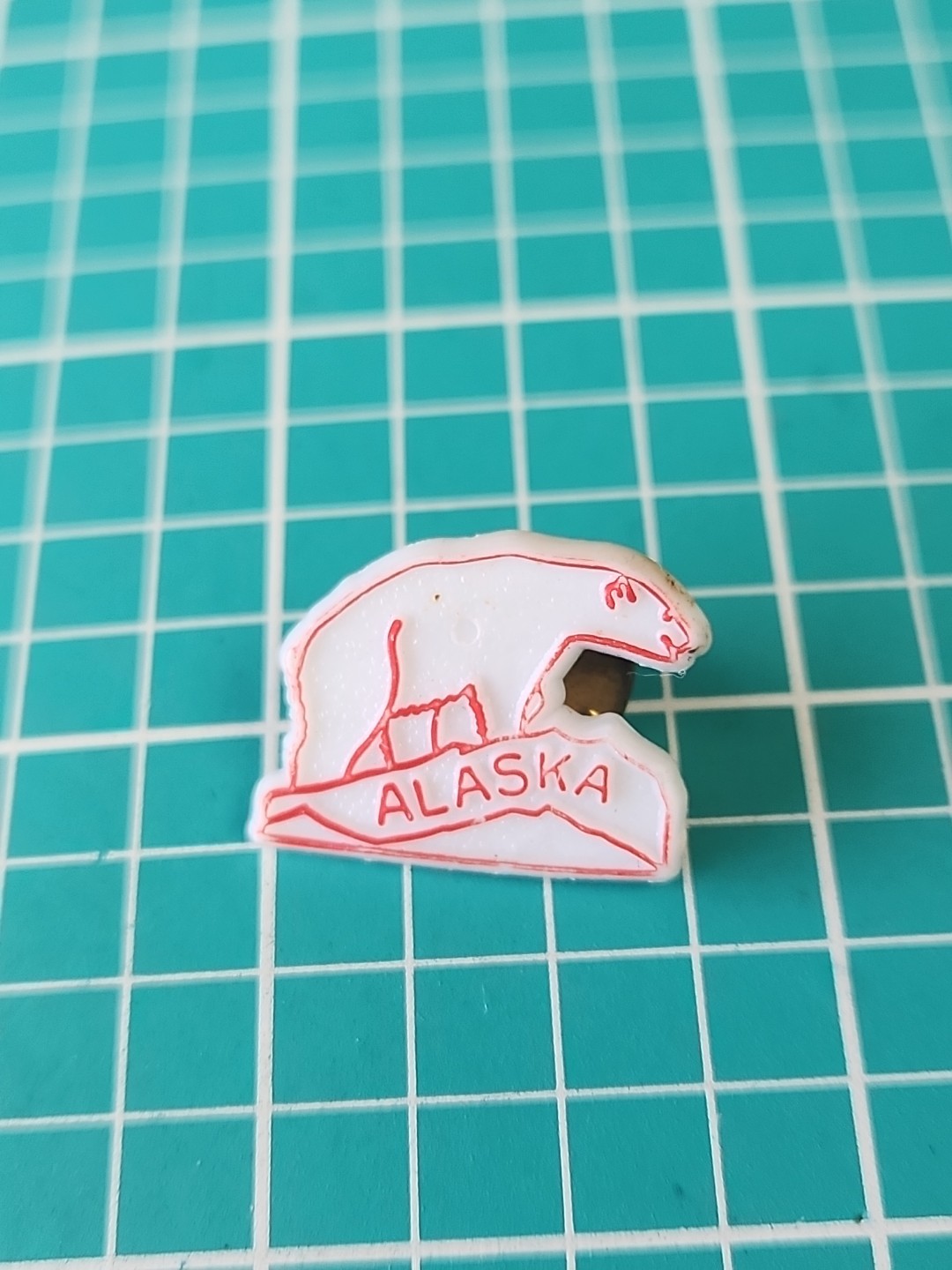 Vtg Alaska Souvenir White Plastic Tone Lapel Pin