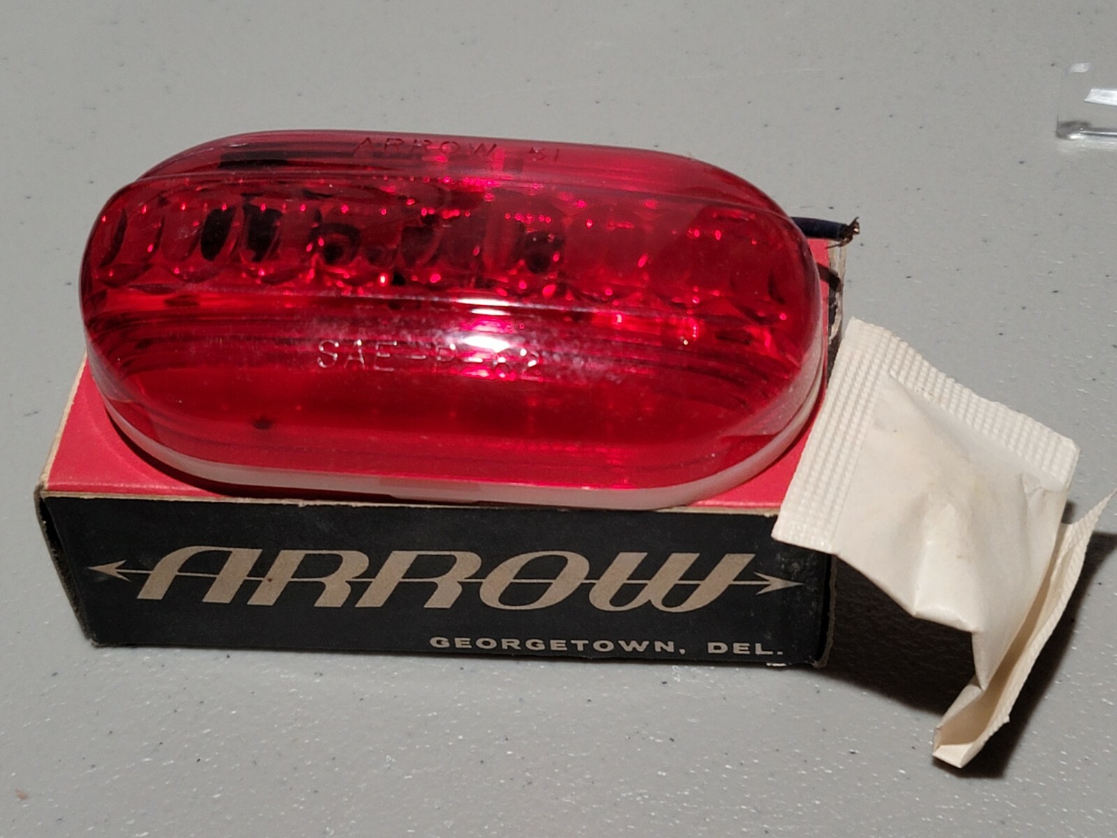VINTAGE ARROW SAFETY LIGHT PLASTIC RED OVAL LENS 51-R12 ORIGINAL BOX NEW VINTAGE ARROW SAFETY LIGHT PLASTIC RED OVAL LENS 51-R12 ORIGINAL BOX NEW