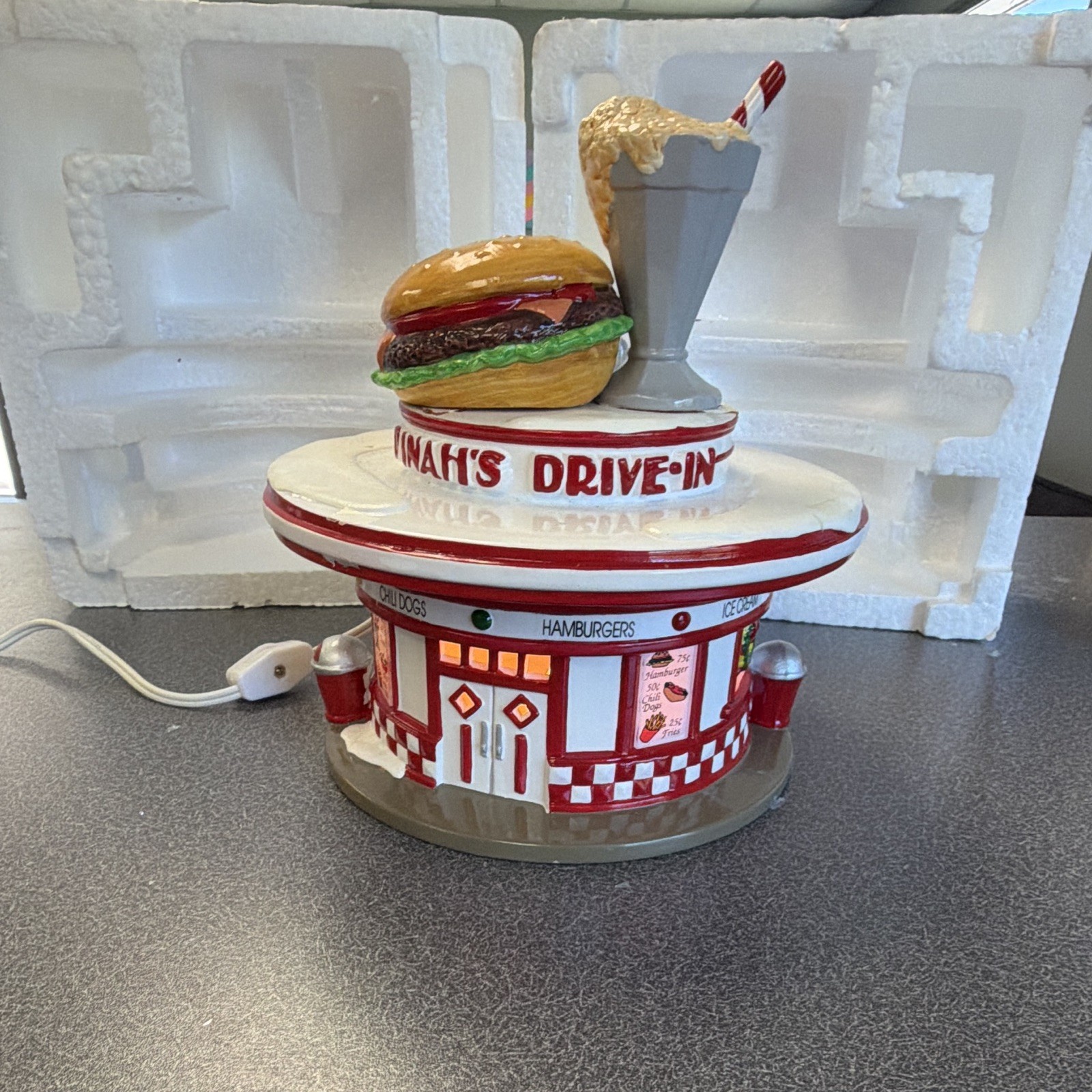 Department 56 the Original Snow Village Dinah's Drive-In 5447-0 Mint With Light Department 56 the Original Snow Village Dinah's Drive-In 5447-0 Mint With Light