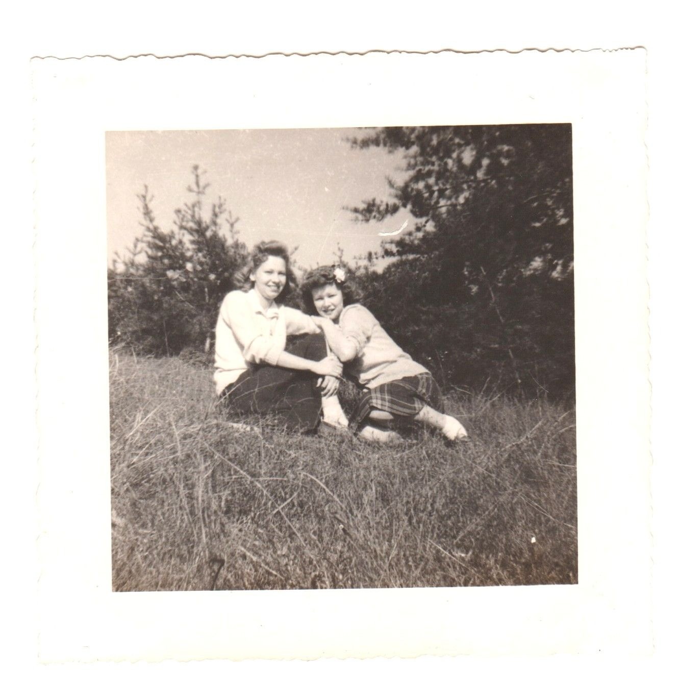 1940s Photo Two Women Girlfriends Outdoors Candid Snapshot Scalloped Edge VTG