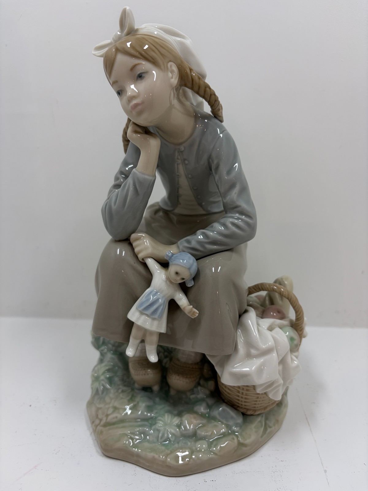 Lladro Figurine 1211: Girl with Doll Glossy Retired