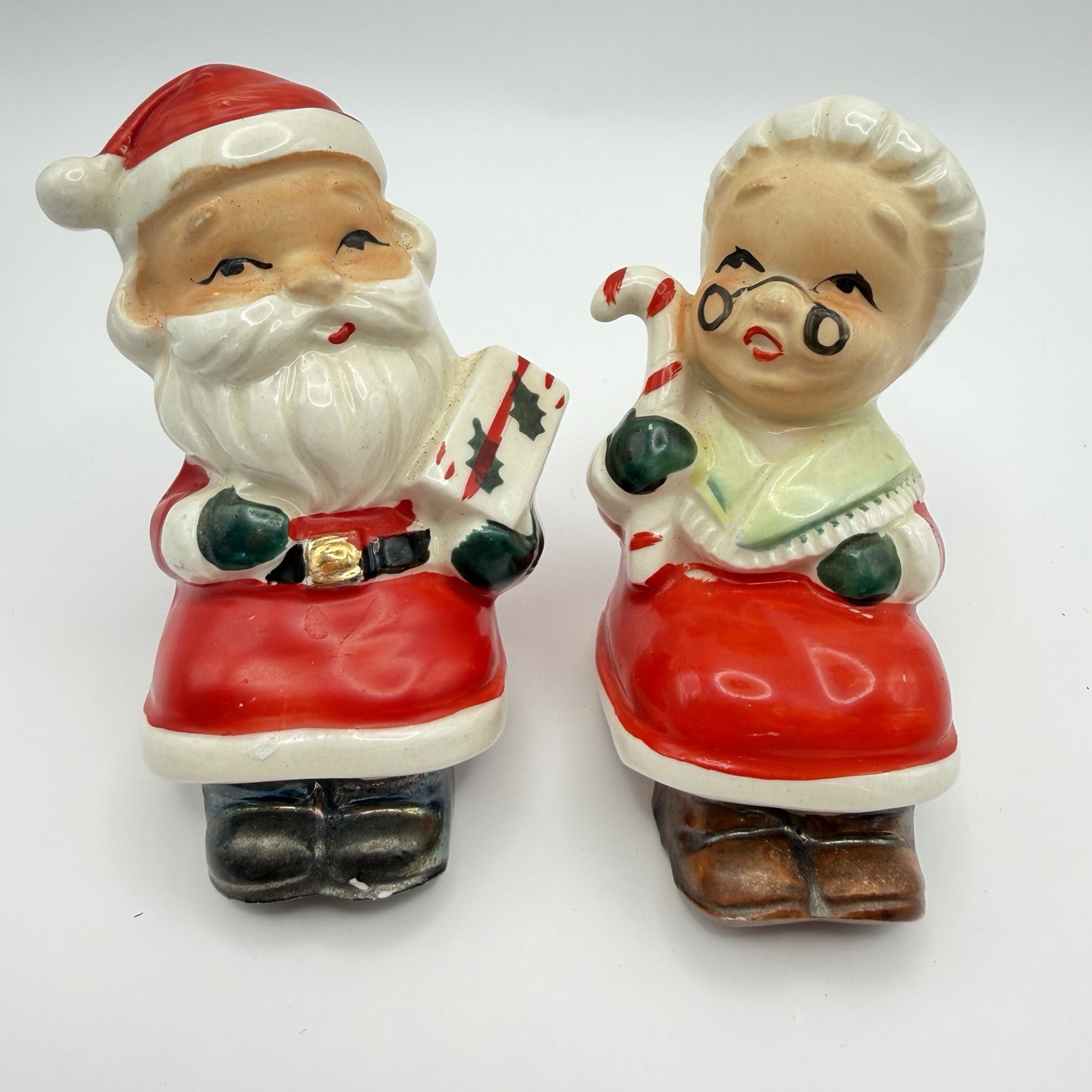 Vintage Sonsco Mr. & Mrs. Santa Salt & Pepper Shakers Very Nice Condition Vintage Sonsco Mr. & Mrs. Santa Salt & Pepper Shakers Very Nice Condition
