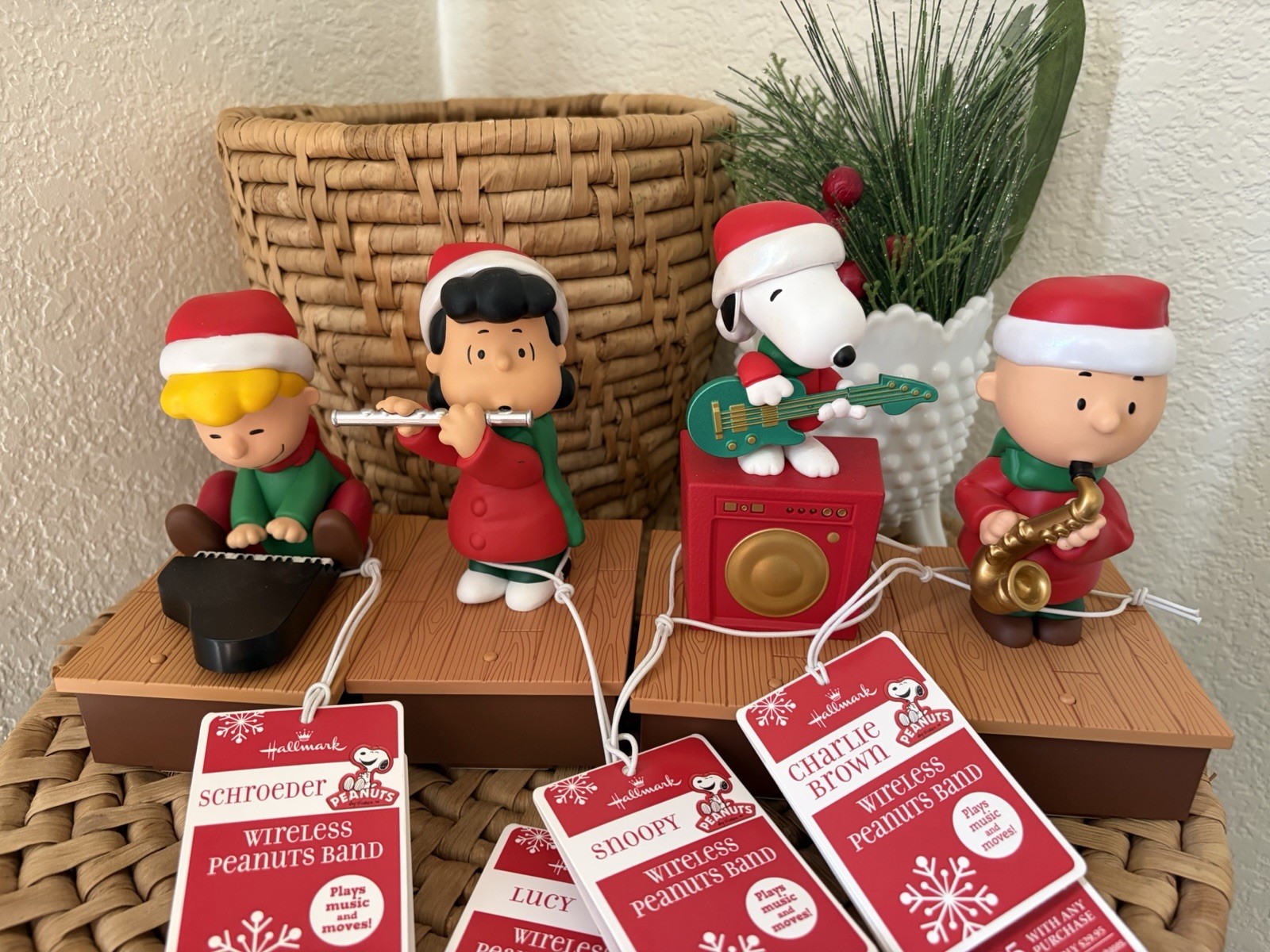 HALLMARK PEANUTS WIRELESS BAND Lucy Charlie Brown Snoopy Schroeder NEW Tag Box