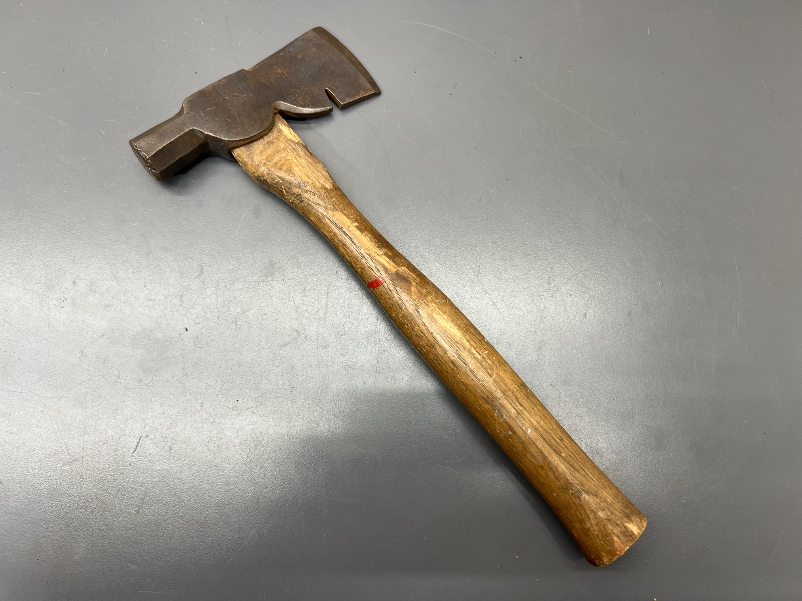 (H1) VINTAGE ACME HATCHET HAMMER NAIL PULLER ROOFING DRYWALL - USA