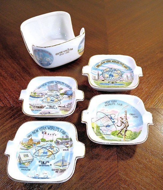 Vintage 1964-1965 New York World's Fair Souvenir Nesting Ashtray Set