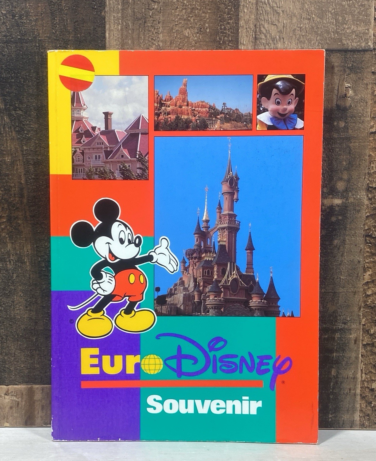 1993 Euro Disney Souvenir Book - French Language - Paperback 1993 Euro Disney Souvenir Book - French Language - Paperback