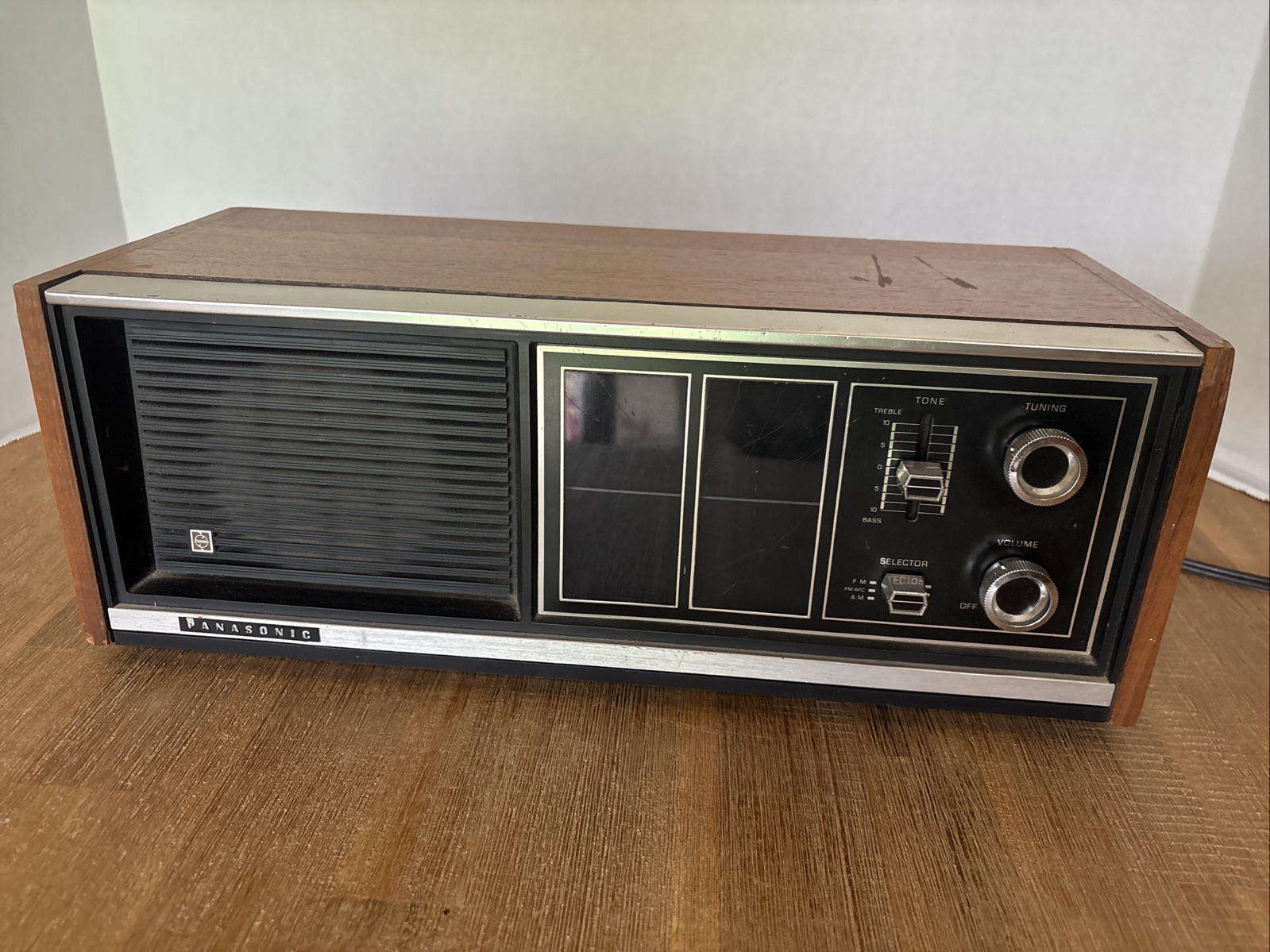 Vintage Panasonic Model RE-7371 AMFM Radio Solid State Wood Finish Working