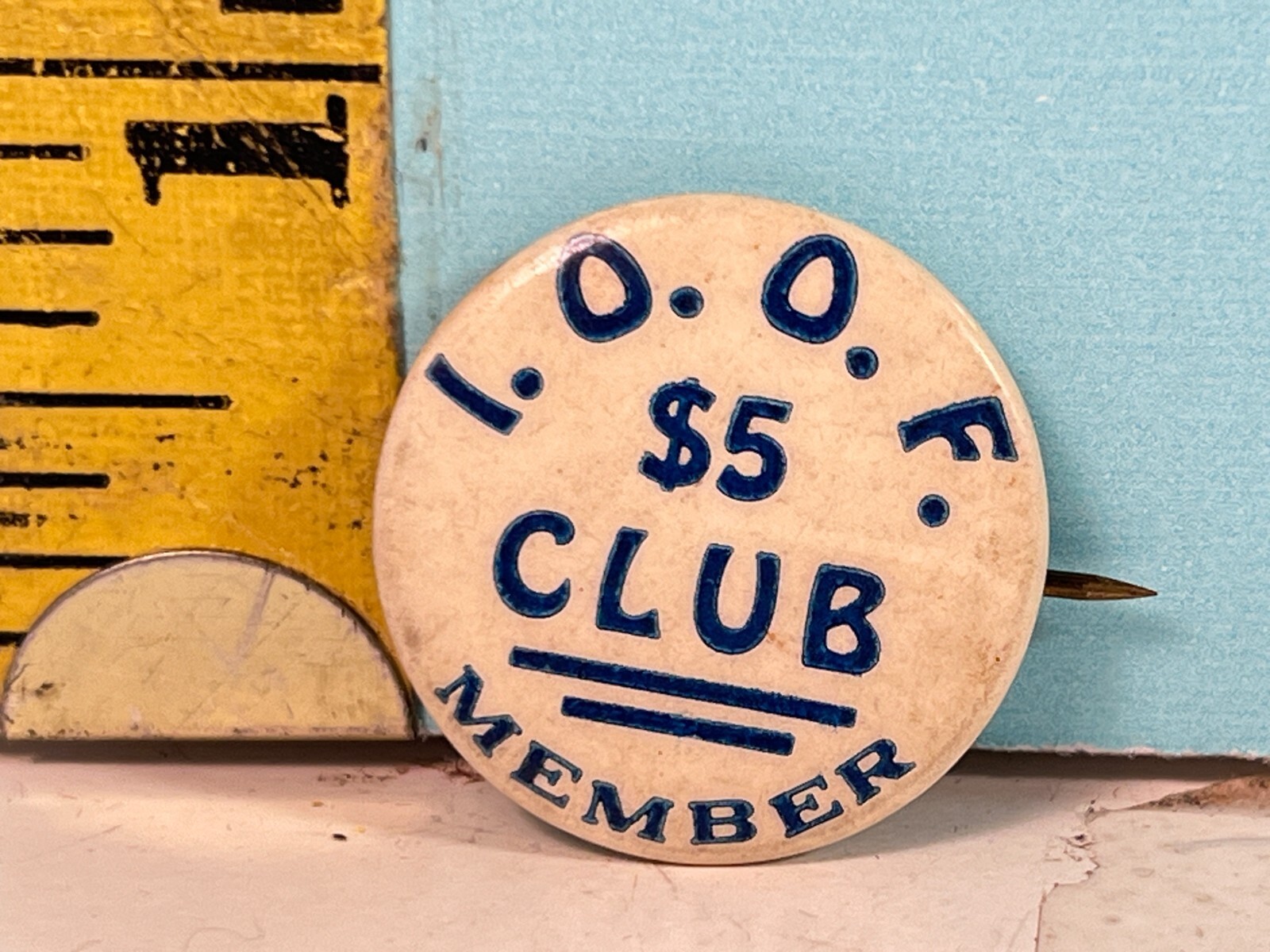 Vintage I.O.O.F. Independent order of odd fellows $5.00 club member pinback.