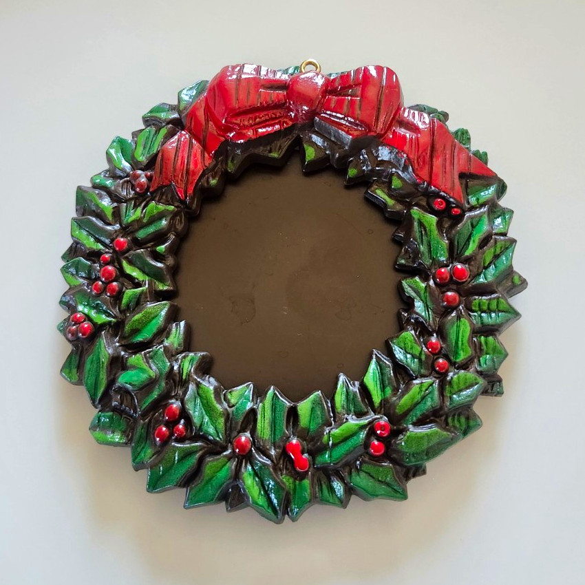 Avon 1983 Vintage Christmas Wreath Hanging Plastic Ornament Red/Green