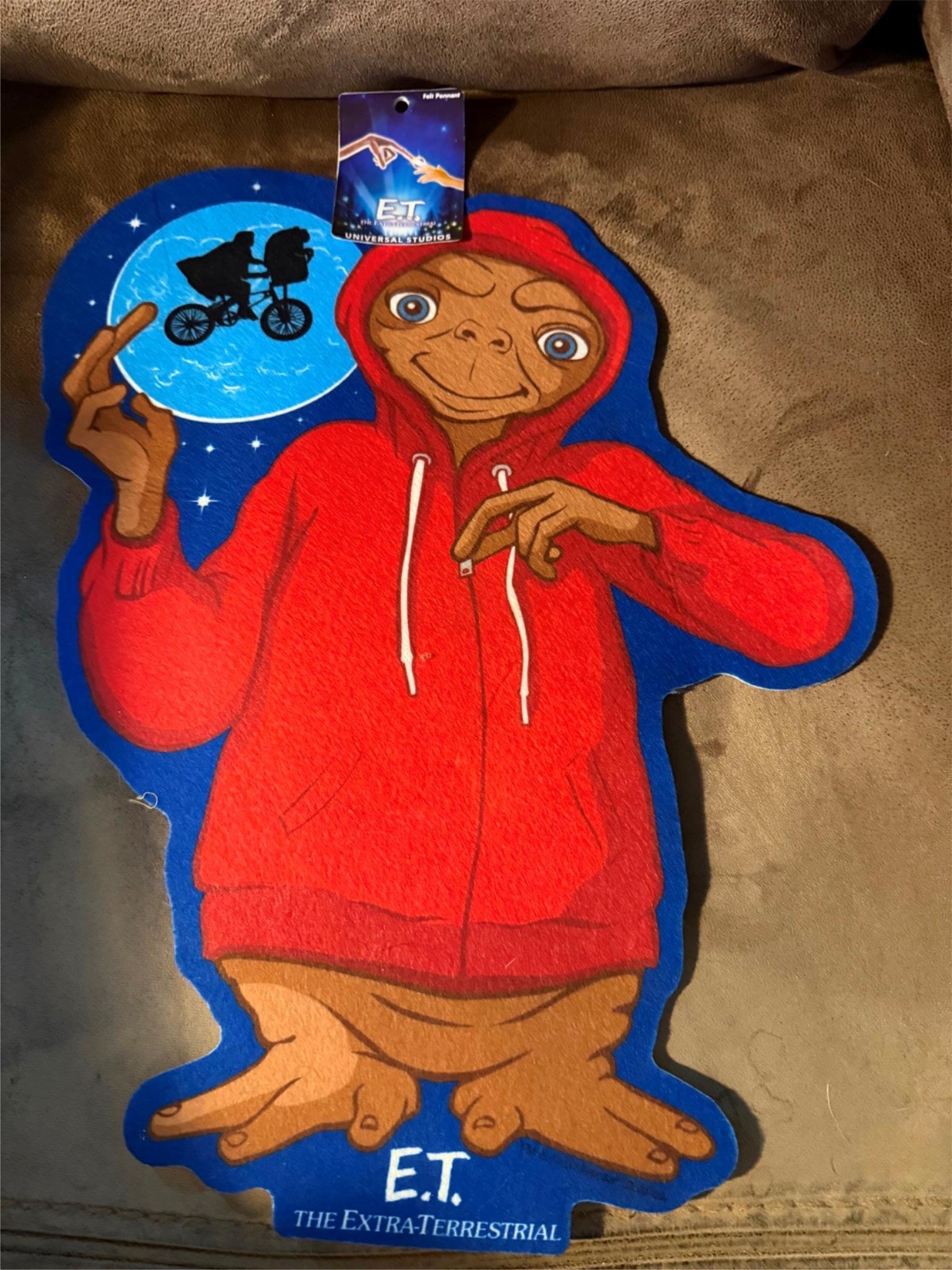 Universal Studios E.T. The Extra-Terrestrial Felt Pennant Shape 18 Universal Studios E.T. The Extra-Terrestrial Felt Pennant Shape 18