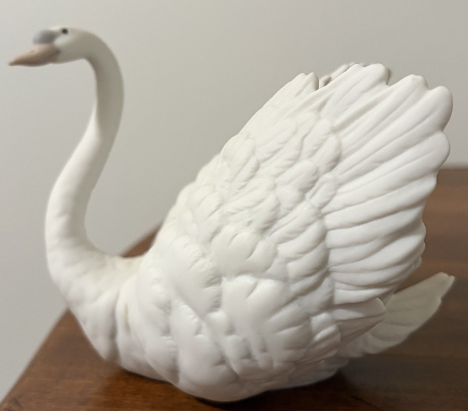 Lladro Porcelain White Swan Figurine #6175 Spain  Matte finish