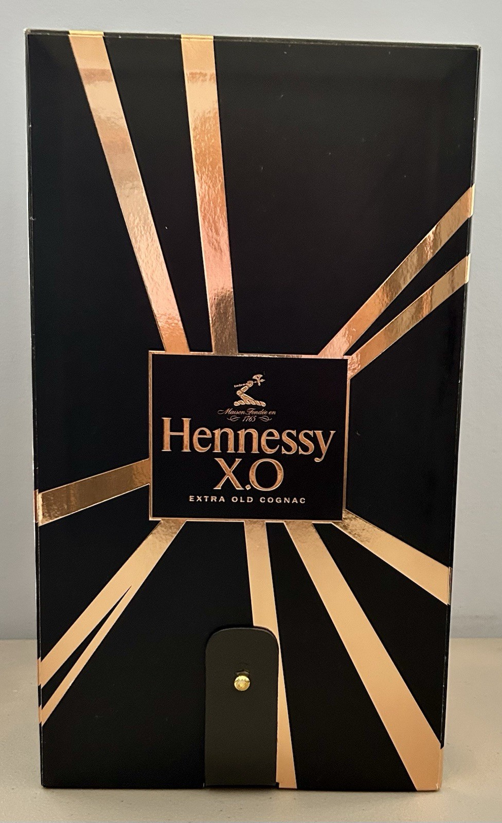 Hennessy XO Extra Old Cognac Black & Gold Deluxe Box And Exclusive Gold Flask Hennessy XO Extra Old Cognac Black & Gold Deluxe Box And Exclusive Gold Flask