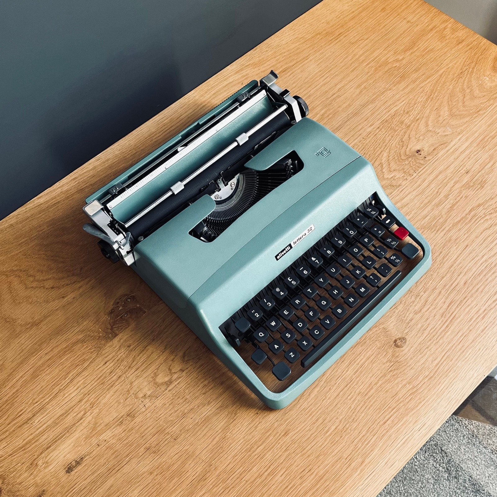 Vintage Italian Olivetti Lettera 32. Functional. Excellent Cond. New ribbon.
