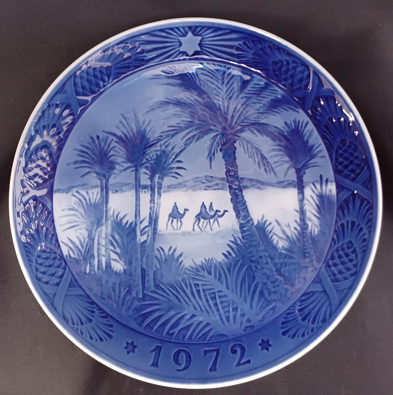ROYAL COPENHAGEN 1972 year plate ROYAL COPENHAGEN 1972 year plate