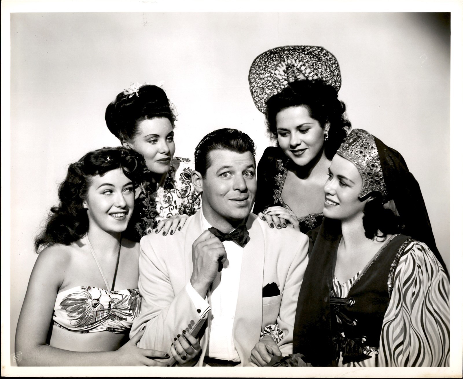 LMPE30 Orig Photo HANDSOME ACTOR JACK CARSON & UNKNOWN BEAUTIFUL WOMEN STARLETS LMPE30 Orig Photo HANDSOME ACTOR JACK CARSON & UNKNOWN BEAUTIFUL WOMEN STARLETS