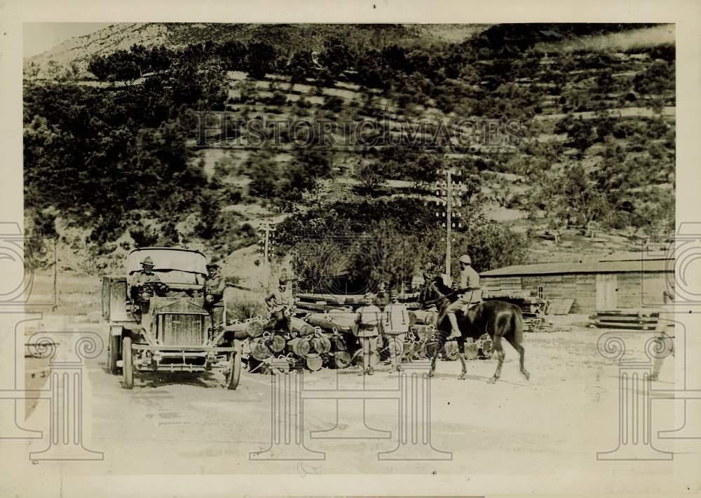 1919 Press Photo American Red Cross Truck guarded by Italian Soldiers, Dalmatia